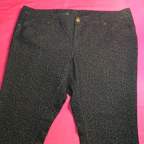 Jalate Jeans - Picture 2 of 4